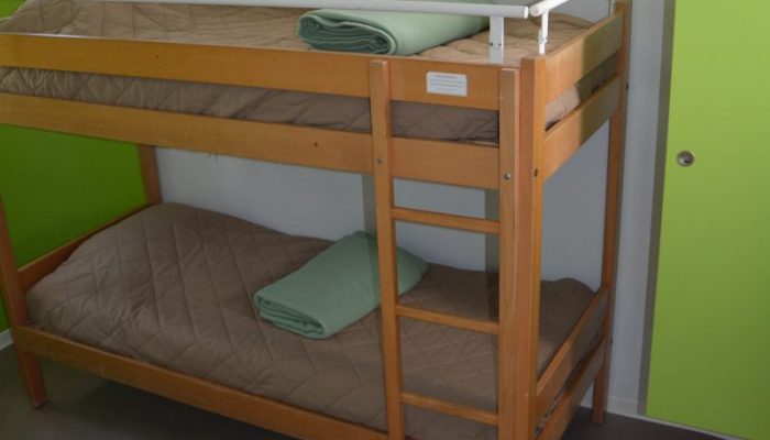 Chambre gîte 5 couchages avec 3 lits individuels