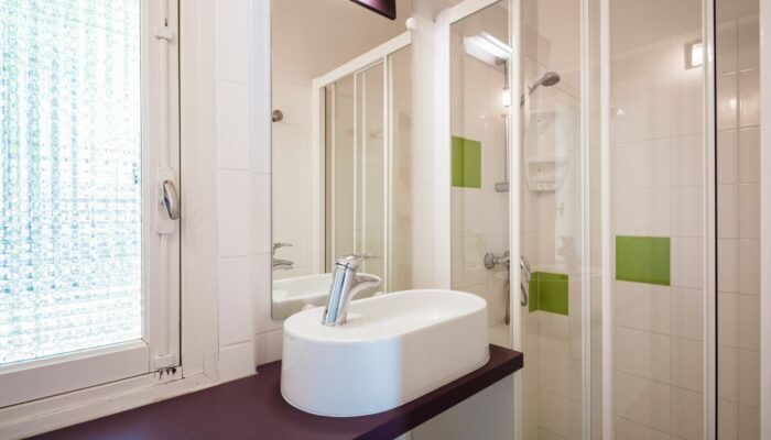 gite en dur sdb Villages vacances - LES BOIS DE PRAYSSAC - PRAYSSAC - Photo Herve Leclair aspheries